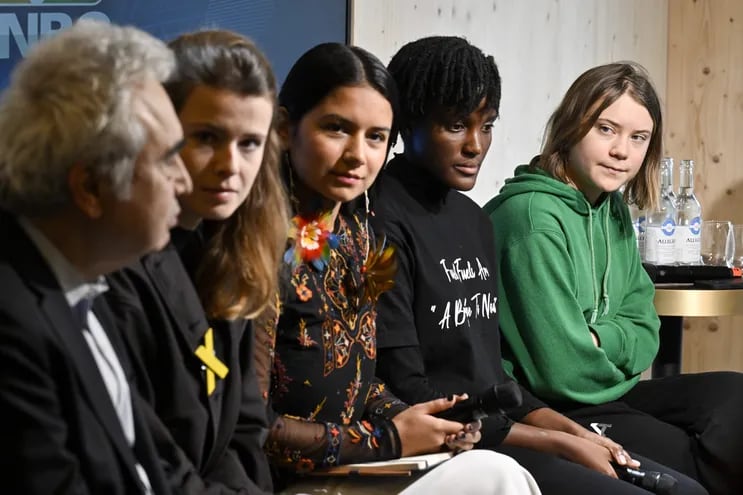 De derecha a izquierda, las activistas climáticas Greta Thunberg de Suecia, Vanessa Nakate de Uganda, Helena Gualinga de Ecuador y Luise Neubauer de Alemania escuchan a Fatih Birol.