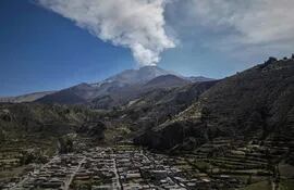 Fotografía del volcán Ubinas, desde el pueblo de Ubinas, en Moquegua (Perú).