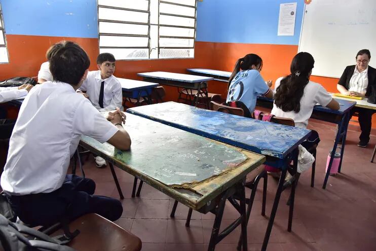 Los docentes paraguayos cumplen su labor pese a todas las dificultades a las que se enfrentan.
