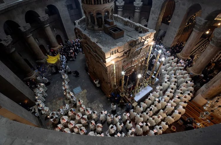 Desde el atrio del Santo Sepulcro, iglesia considerada el lugar más sagrado  del cristianismo, se alza el eco de las oraciones de una multitud como no ha  habido en meses.