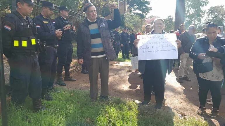 Los manifestantes frente a la fiscalía de Hernandarias pedían la libertad de Édgar Monges Riquelme.