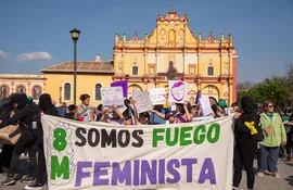 Mujeres protestan durante una marcha con motivo del Día Internacional de la Mujer, hoy viernes en San Cristóbal de las Casas, en el estado de Chiapas (México).