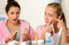 En los pre-adolescentes y adolescentes hay que ir creando el hábito de cuidado de la piel del rostro para evitar futuras complicaciones causadas por el típico acné.