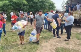 Damnificados por crecida del rio Tebicury en Villa Florida, Misiones, reciben kit de víveres por desde la Entidad Binacional Yacyretá.