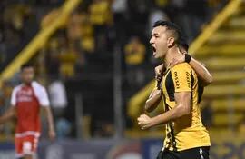 Néstor Camacho, futbolista de Guaraní, celebra un gol en el partido contra General Caballero de Juan León Mallorquín por el fútbol paraguayo en el estadio Rogelio Silvino Livieres.