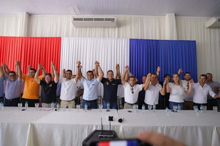 Daniel Pereira Mujica (tercero a la izquierda) junto con sus nuevos aliados en Santa Rita.