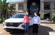 Stefanie Müller recibió las llaves de su nuevo vehículo de la gerente de marketing del Shopping del Sol, Carolina Lenguaza.