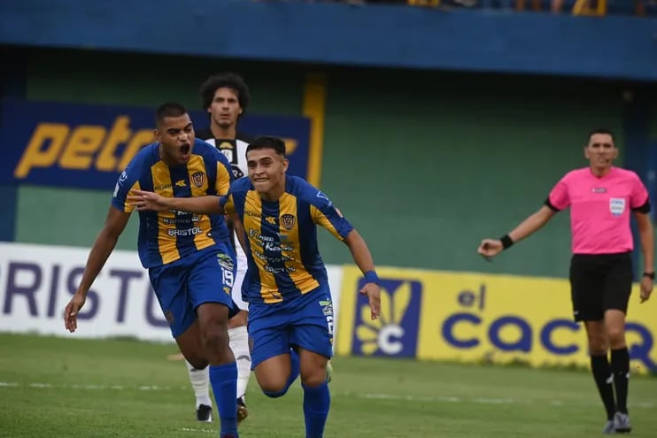 Festejo de gol de Sebastian Ruiz Díaz (d) junto a Marcelo Pérez (i), en la victoria del Sportivo Luqueño ante Tacuary.