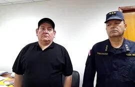 El fiscal Federico Delfino (i), junto al comandante Gilberto Fleitas, tras la reunión con  el gobernador  Robert Acevedo.