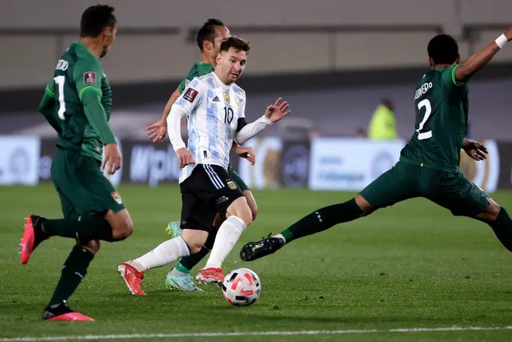 Lionel Messi anotó tres goles en el triunfo de Argentina ante Bolivia por las eliminatorias sudamericanas.
