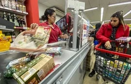 Desaceleración de la inflación y mejora de proyecciones económicas para el 2023 inciden en la confianza de consumidores