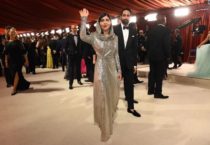 Malala Yousafzai llegando a la entrega de los premios Óscar en el teatro Dolby de Los Ángeles enfundada en un Ralph Lauren.