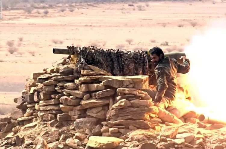 Combatientes hutíes durante un ejercicio de entrenamiento en las afueras de Saná, Yemen, el pasado sábado.