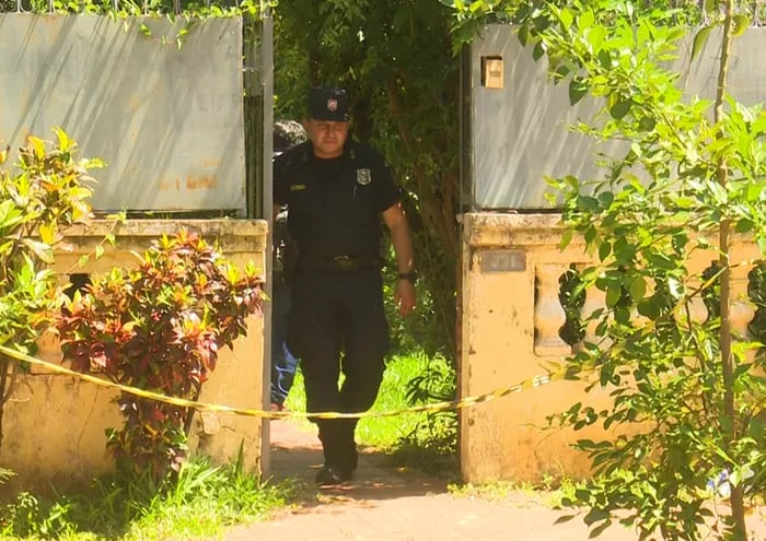 Un agente de la Policia Nacional en el sitio del hallazgo del cuerpo del exfiscal Javier Ibarra.