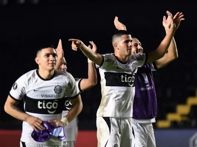 Los futbolistas de Olimpia celebran el triunfo sobre Patronato de Paraná por la cuarta fecha de la fase de grupos de la Copa Libertadores en el estadio Brigadier López, en Santa Fe, Argentina.