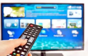 Según la investigadora pudo recolectar hasta el momento, el hombre que “repartía”, los canales de TV es un empleado de la empresa que es legalmente dueña de la señal.