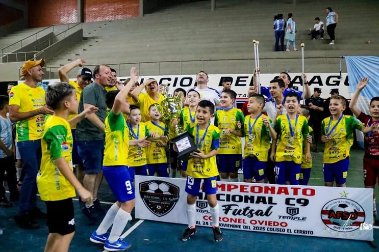 Los chicos de la selección de Presidente Franco celebran el bicampeonato en  C9, luego de batir en la final a su similar de Villarrica, por 5 a 3, en Coronel Oviedo.