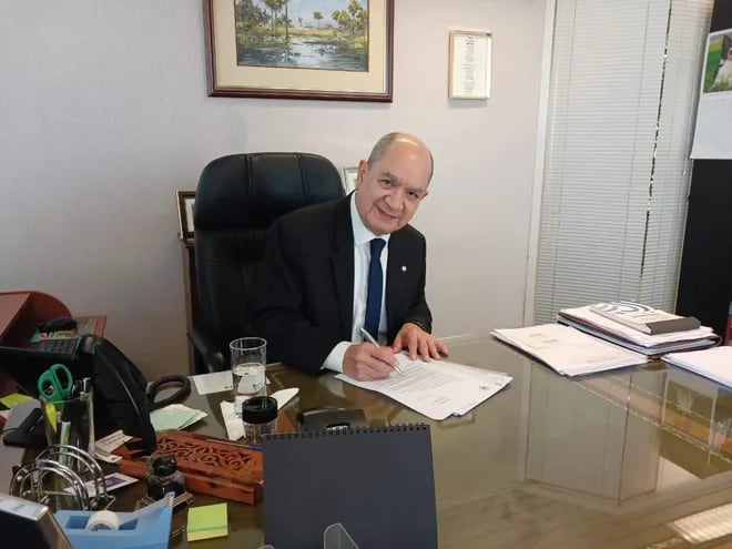 Embajador paraguayo en Bélgica, Rigoberto Gauto, quien sostuvo que Paraguay debe adaptarse al polémico reglamento ambiental de la Unión Europea.