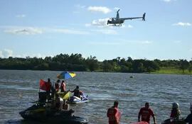 helicoptero-ngel-01-sobrevuela-el-rio-yguazu-transportando-a-un-camarografo-que-filmaba-la-competencia--234504000000-1154446.jpg