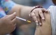 Una persona recibe una dosis de la vacuna contra la covid-19 en un centro de vacunación de Santiago (Chile).