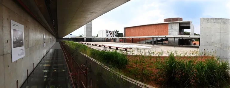 Vista panorámica del patio y el auditorio del Sitio de Memoria y Centro Cultural 1A-Ycuá Bolaños.