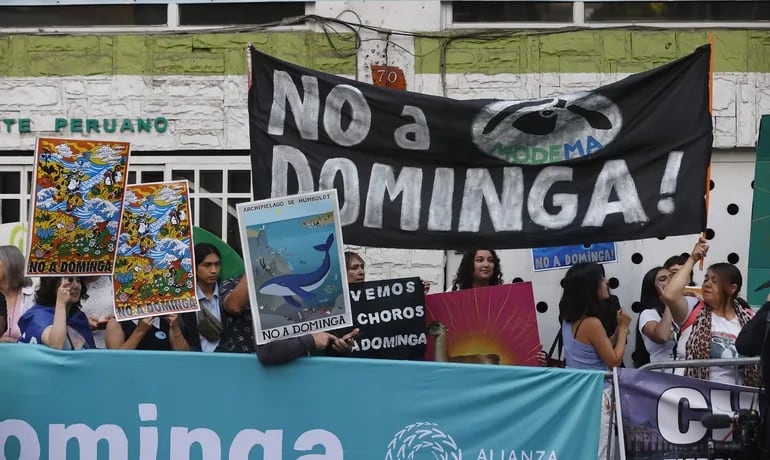 Personas se manifiestan a favor y en contra del controvertido megaproyecto Dominga para la extracción de concentrado de hierro y cobre, afuera del ministerio de Medio ambiente, en Santiago (Chile). E