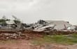 Una aeronave entre los escombros del hangar privado Decsa, derrumbado por los vientos de la tormenta de la noche del sábado.