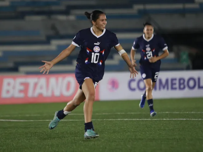 Fátima Acosta (10), jugadora de la selección paraguaya Sub 20, celebra un gol en el partido frente a Argentina por la jornada 3 del Hexagonal Final del Sudamericano Femenino Sub 20 en el estadio Modelo Alberto Spencer, en Guayaquil.