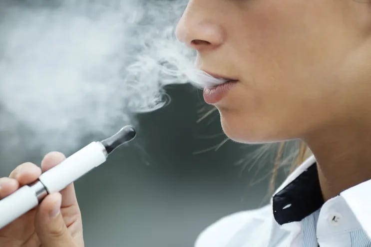 Algunos cigarrillos electrónicos cuentan con nicotina, sustancia que genera adicción, según advirtió el ministro de Salud, Julio Borba.