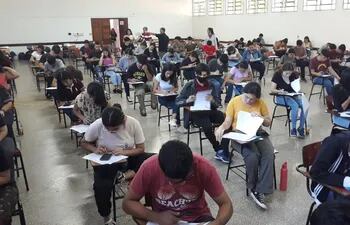 Unos 8.092 estudiantes se presentaron a rendir las becas de Itaipú para acceder a uno de los 2.500 cupos destinados a carreras universitarias y de mandos medios.