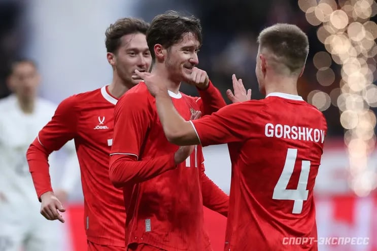 Los jugadores de Rusia celebran un gol en el amistoso contra Serbia por la Fecha FIFA de marzo.