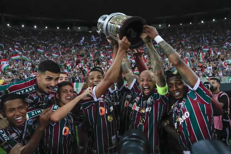 Los jugadores de Fluminense celebran con el trofeo de campeón la conquista de la Copa Libertadores 2023 al superar a Boca Juniors en la Final Única en el estadio Maracaná, en Río de Janeiro, Brasil.