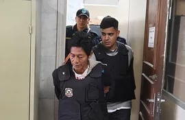 Ronaldo Armoa Riquelme se retira del Palacio de Justicia tras su audiencia de imposición de medidas ante la jueza Lici Sánchez.
