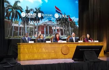 Representantes de la UNA y de la Universidad Rutgers, durante la Conferencia Internacional  “Estableciendo una Cultura de Legalidad a través de la Educación Superior en Paraguay”.
