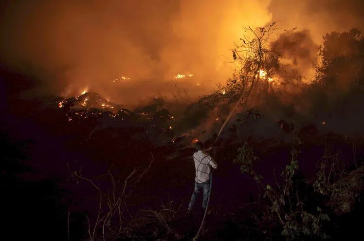 Un voluntario colabora en la extinción de uno de los incendios que afectan al Pantanal.