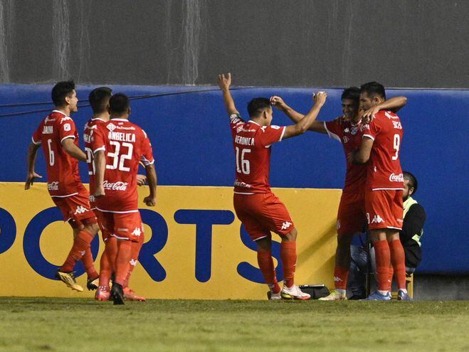 Los goles de Junior Marabel y Guillermo Hauché significaron el triunfo del “Rojo”.
