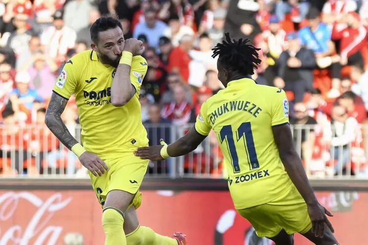 El delantero del Villarreal José Luis Morales (i) celebra junto a su compañero Samu Chukwueze el segundo gol de su equipo durante el partido de LaLiga entre el Almería y el Villarreal, celebrado este sábado en Power Horse Stadium de Almería.