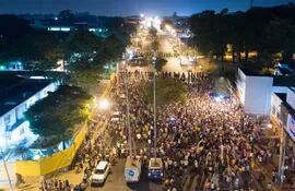 centenares-de-manifestantes-hacen-vigilia-desde-ayer-frente-al-tsje-anoche-permanecian-cerrados-ambos-carriles-de-la-av-eusebio-ayala--223516000000-1704720.jpg