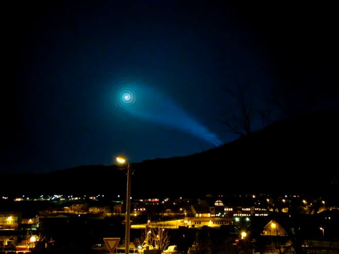 Un extraño efecto lumínico visto en 2009 sobre la base militar de Skjold, en el norte de Noruega. EFE/Anita Olsen PROHIBIDA SU PUBLICACIÓN EN NORUEGA