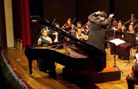 la-pianista-venezolana-maria-fernanda-zapata-el-director-jose-miguel-echeverria-y-algunos-integrantes-de-la-osca-durante-el-concierto-del-pasado-jue-204554000000-1636209.jpg