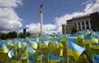 Vista del monumento de la plaza de Maidán (Independencia) adornada con cientos de banderas nacionales marcadas con los nombres de ucranianos fallecidos durante la actual invasión rusa