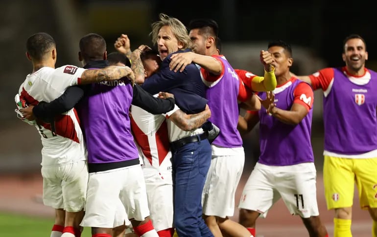 Jugadores de Perú celebran un gol con su técnico Ricardo Gareca (c) en el partido de las eliminatorias sudamericanas para el Mundial de Qatar 2022 entre Venezuela y Perú, en el estadio Olímpico UCV, en Caracas (Venezuela).