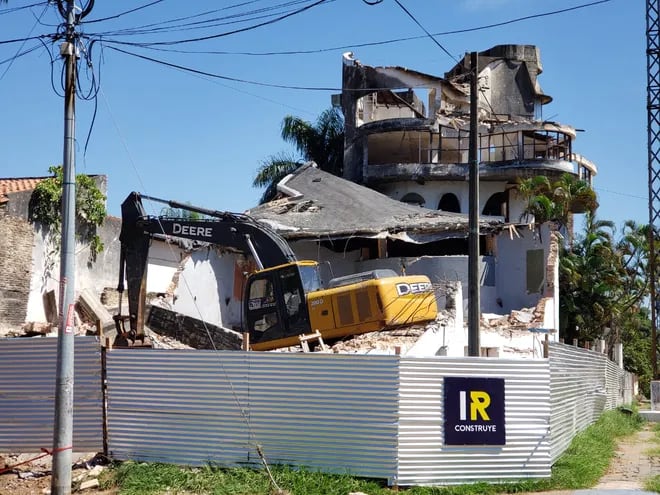 El ala del Muzak que daba sobre la calle José Ocampos Lanzoni del barrio San Cristóbal ya fue demolida. Sobre los escombros, hoy se puede ver una enorme topadora.