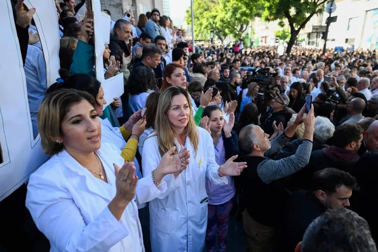 Profesores y estudiantes de medicina de la Universidad de Buenos Aires (UBA) participan en una protesta frente al Hospital Escuela Clínica José de San Martín, que depende económicamente de la Universidad de Buenos Aires (UBA) protestan contra el ajuste del presidente Javier Milei.