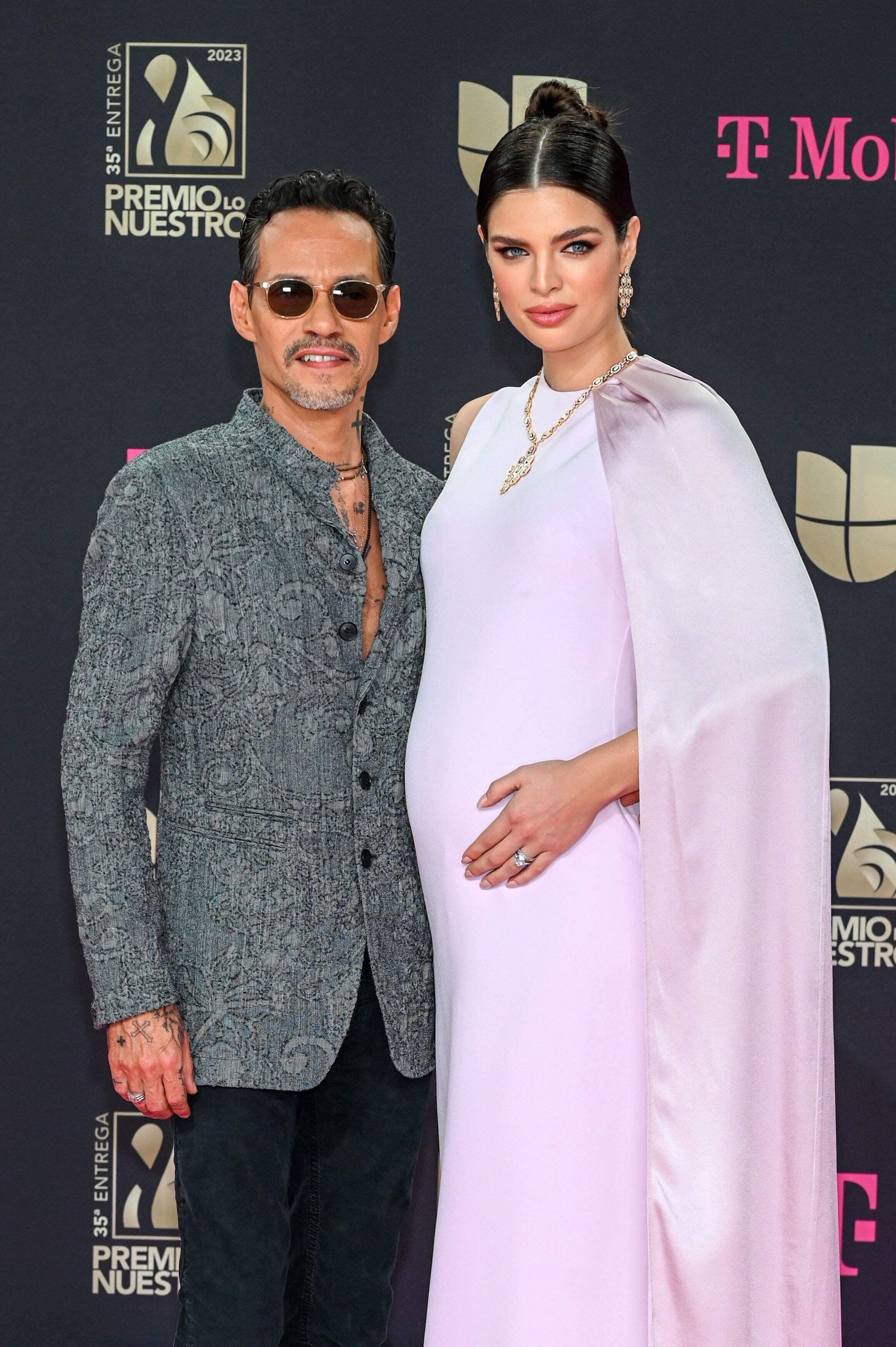 El cantante estadounidense de origen puertorriqueño Marc Anthony y su esposa la modelo y exreina de belleza paraguaya Nadia Ferreira posan en la alfombra magenta de los Premio Lo Nuestro, en el Miami-Dade Arena en Miami, Florida (EE.UU.) (EFE/Giorgio Viera)

