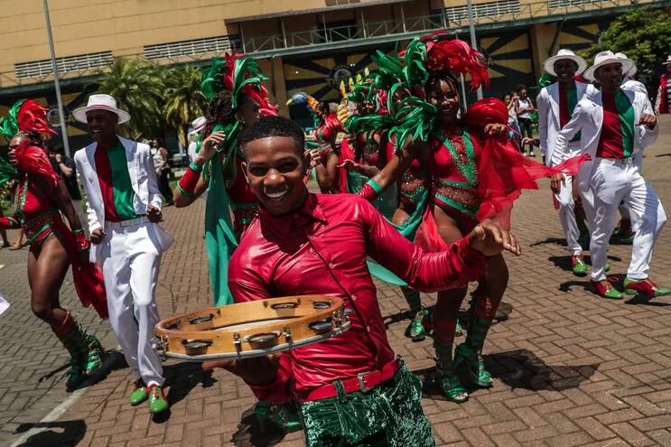 Integrantes de la escuela de samba Academicos do Grande Rio ensayan en la Cidade do Samba, en Río de Janeiro (Brasil), en la previa del Carnaval de Río de Janeiro.