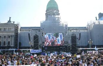 Manifestación masiva en Argentina exigiendo justicia para hijo de paraguayos asesinados por rugbistas.