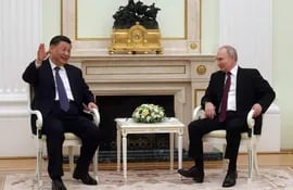 El presidente de Rusia, Vladimir Putin (d) dialoga con el mandatario chino, Xi Jinping (i), en Moscú. (EFE/EPA)