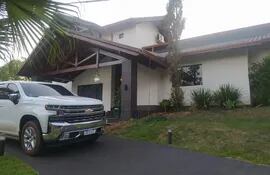 La vivienda de uno de los buscados Lindomar Furtado está situado en el Paraná Country Club. El sospechoso habría escapado al ser alertado por guardias de seguridad del condominio.
