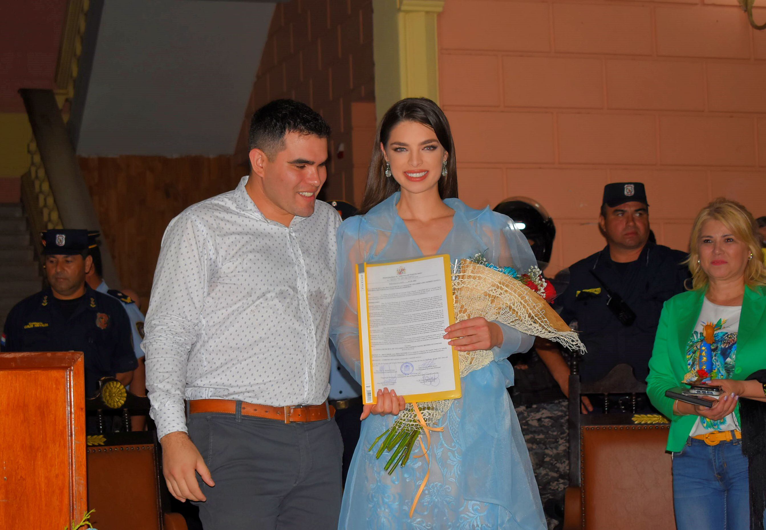 El Intendente de Villarrica, Magín Benítez (PLRA), hizo entrega de la resolución por la cual declaran "hija ilustre" de la ciudad a Nadia Ferreira.